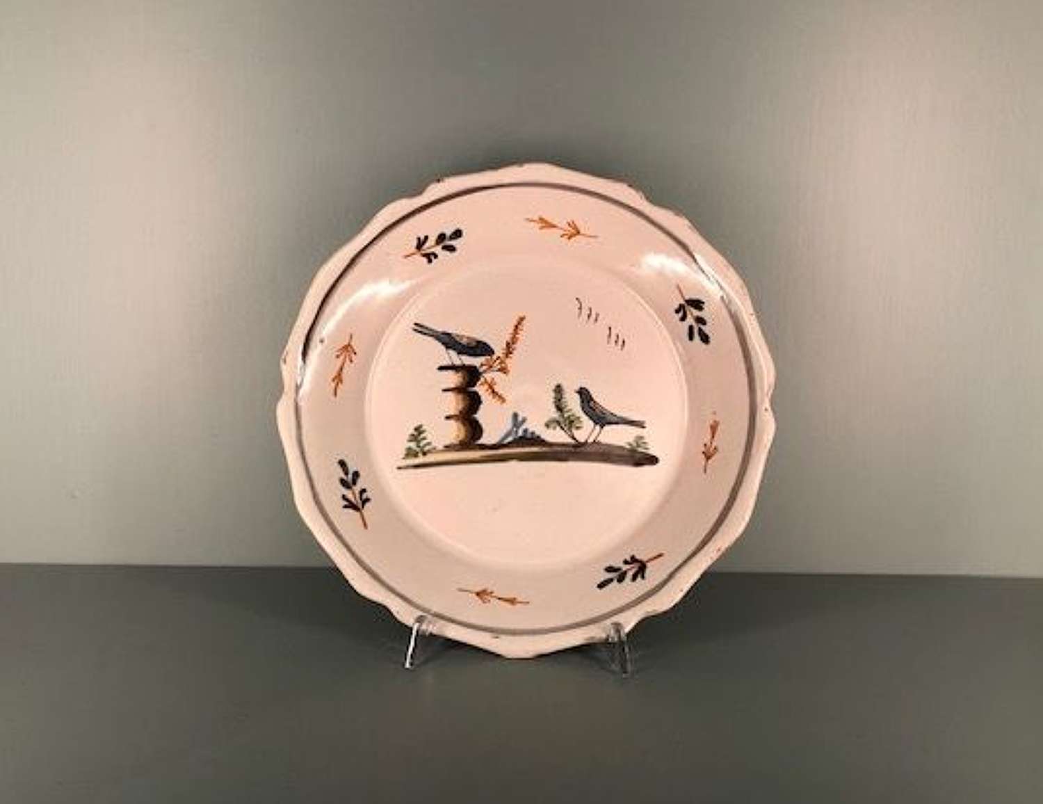 18th century N. French faience plate depicting two birds